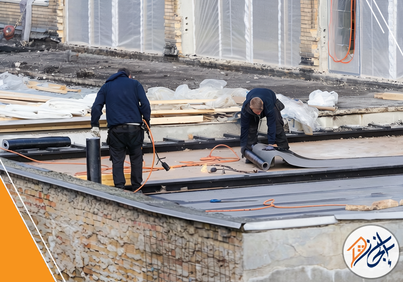 شركة عزل اسطح بمكة 0509002239 الانجاز يقوم الفني بعزل الأسطح باستخدام فوم عالي الجودة لضمان حماية المباني من الحرارة والماء.