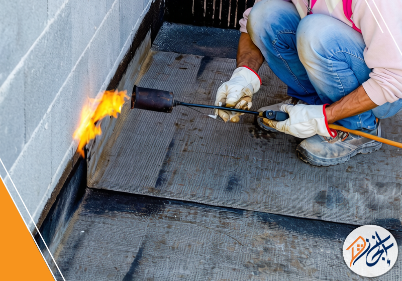 افضل شركة عزل اسطح بجدة 0509002239 الانجاز يقوم الفني بعزل الأسطح بدقة عالية باستخدام فوم متطور لحماية المباني من الحرارة والرطوبة.