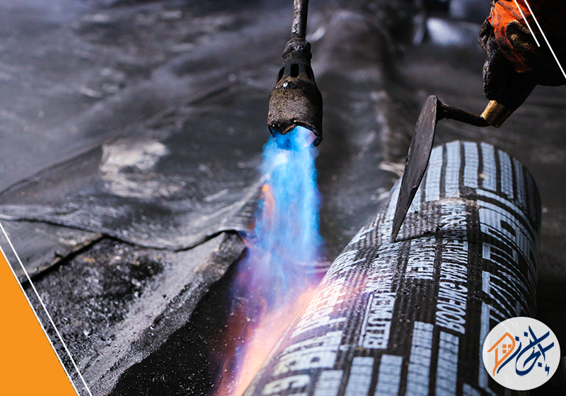 شركة عوازل اسطح بمكة 0509002239 الانجاز يقدم الفني خدمة عزل الأسطح بدقة ومهارة عالية مع توزيع متساوٍ للفوم لتحقيق أفضل النتائج.