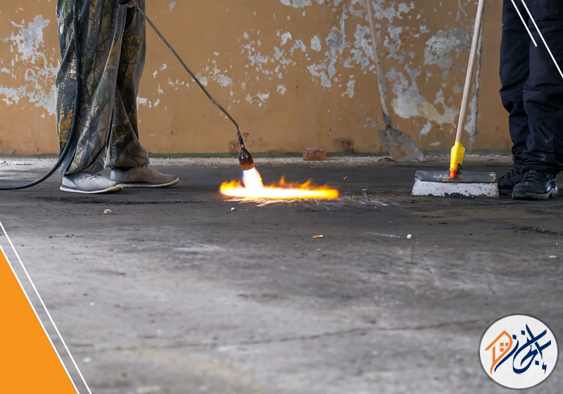 شركات عزل الاسطح بجدة معتمدة 0509002239 الانجاز يطبق الفني الفوم على الأسطح بشكل متساوٍ لضمان عزل فعال وطويل الأمد لجميع أنواع المباني.