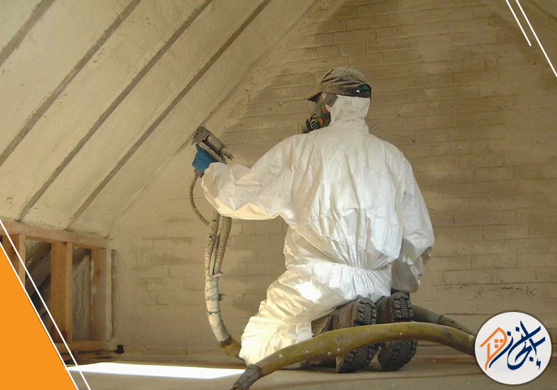 عزل مائي فوم بالقصيم 0509002239 الانجاز يقوم الفني بتطبيق فوم عازل باستخدام تقنيات احترافية تضمن توزيع متساوٍ ومتانة طويلة الأمد.